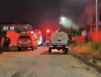 Incêndio de grandes proporções atinge galpão de reciclagem no Lago Azul, em Manaus