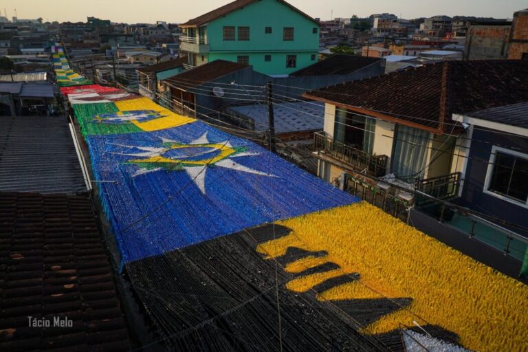 Fotografia de rua enfeitada para a Copa do Mundo no bairro Alvorada, em Manaus, passa a ser acervo do Museu do Futebol