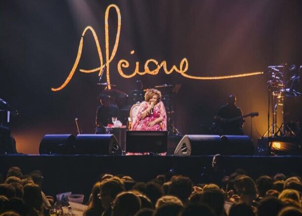 Show de Alcione movimenta o feriado em Manaus