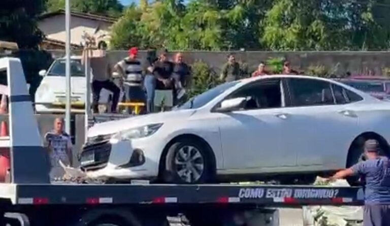 Carro pega fogo após colisão e causa congestionamento na Avenida Ephigênio Salles, em Manaus