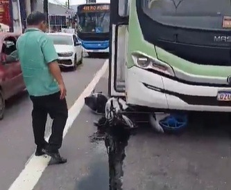 Moto fica presa embaixo de ônibus após acidente na Constantino Nery