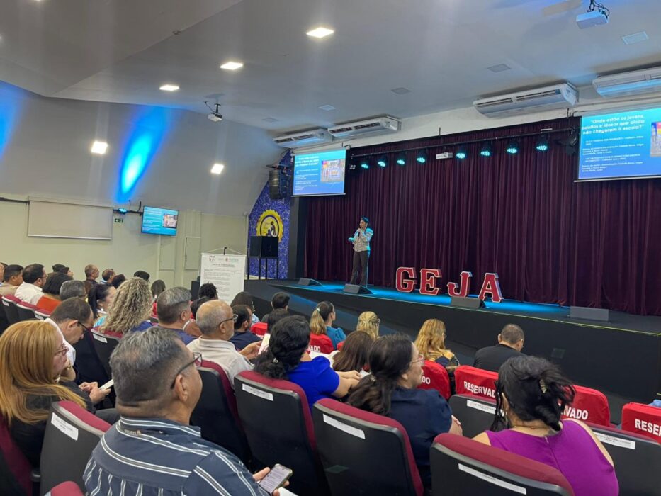 Prefeitura debate dever do Estado na garantia da educação básica com foco na EJA