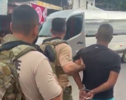 Foragido da Justiça é preso por atirar contra viatura policial em Manaus