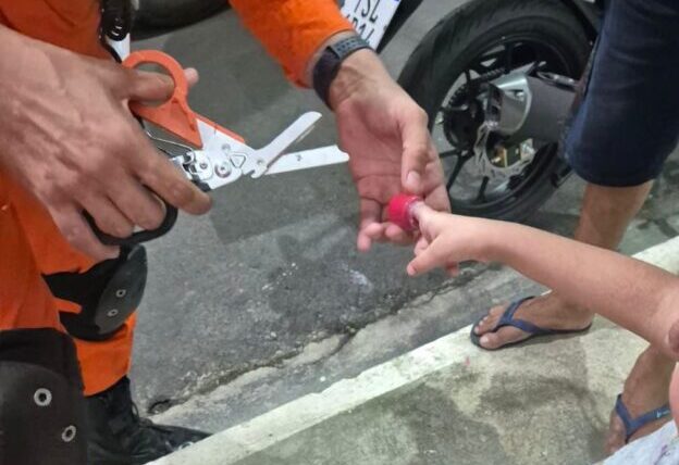 Corpo de Bombeiros atende criança com dedo preso em frasco de plástico em Manaus