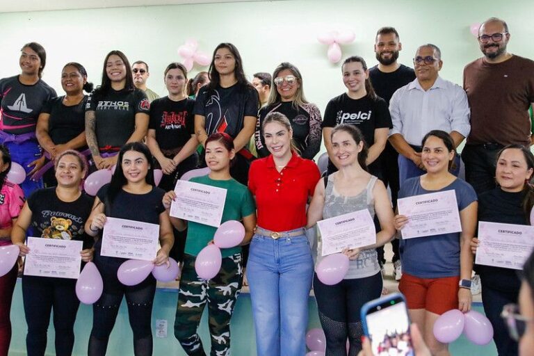 Primeira-dama Thaisa Cidade participa da entrega de certificação para alunas de curso de defesa pessoal