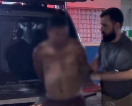Homem é preso em flagrante após matar filhote de cachorro com golpes de arma branca, em Manacapuru