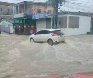 Forte chuva alaga ruas e bairros em Manaus