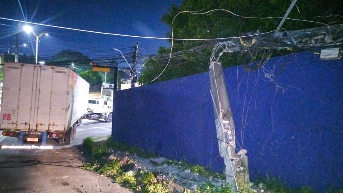 Condutor de caminhão é autuado após colidir contra poste de iluminação na zona leste  de Manaus