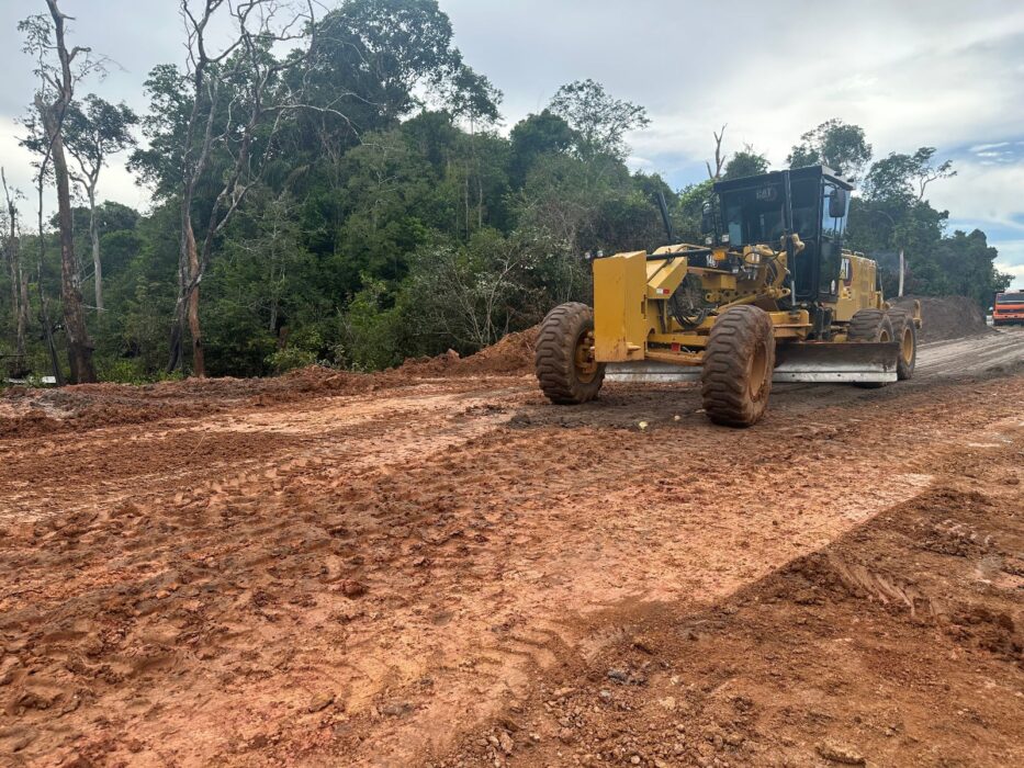 Obra com pavimentação avança no ramal Terra Preta, em Manacapuru