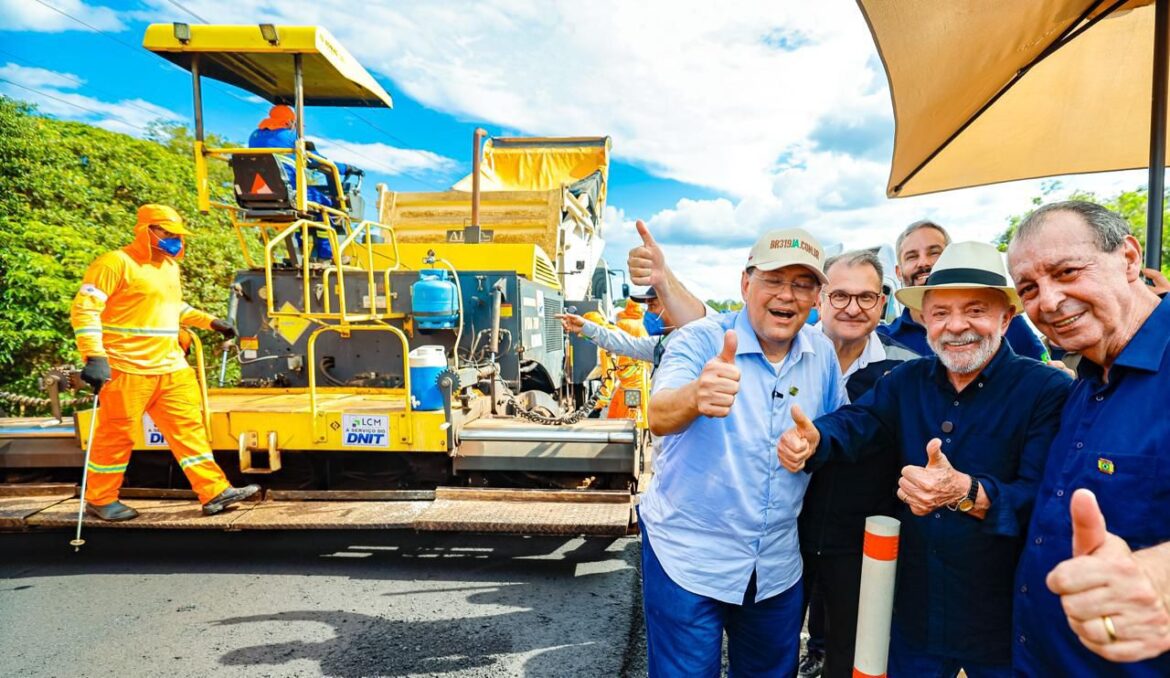 Lula entrega casas, garante a BR-319 e cumpre agenda histórica ao lado de Omar Aziz no Amazonas