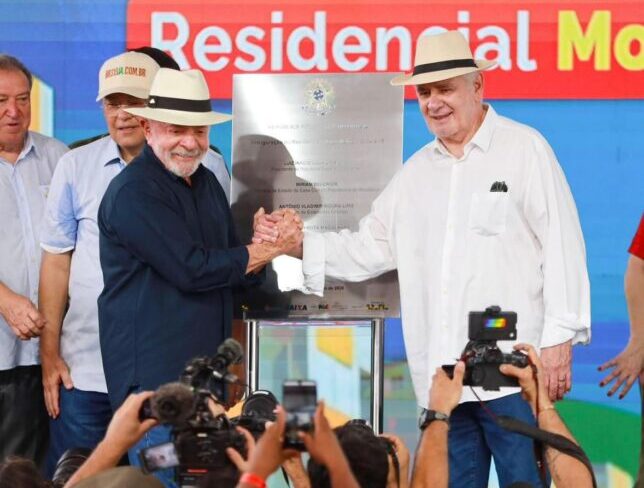Vice-governador Serafim Corrêa acompanha entrega de moradias durante visita do presidente Lula a Manaus