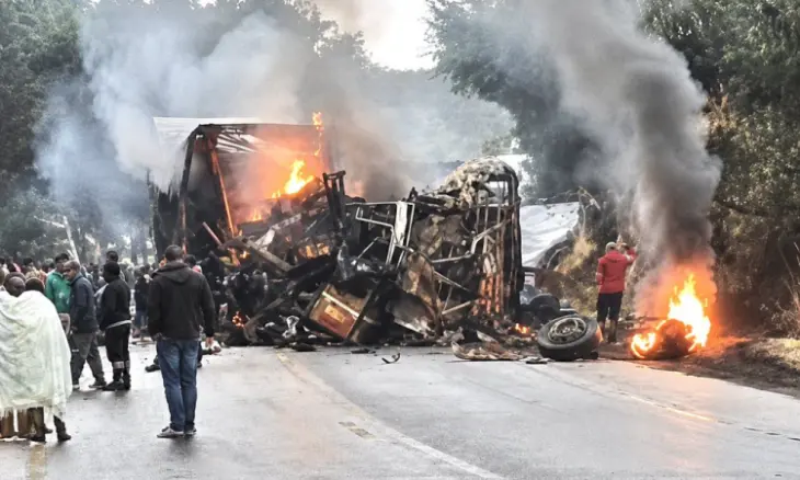Tragédia na BR-251: batida frontal entre ônibus e carreta deixa oito mortos em Minas Gerais