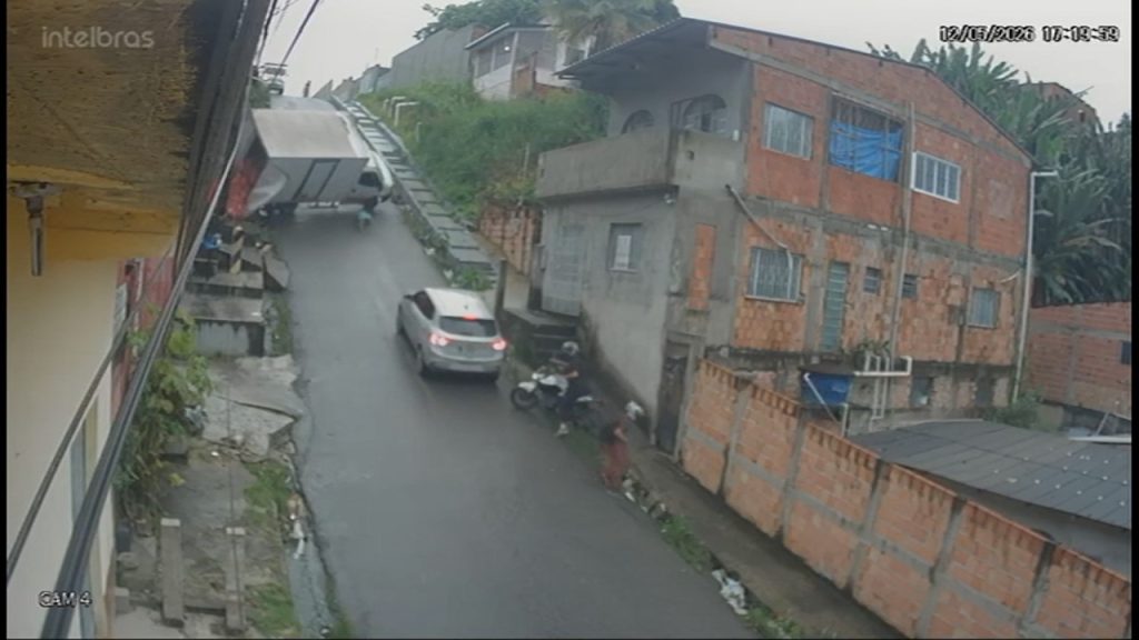 Vídeo: homem escapa de ser esmagado ao pular de caminhão desgovernado em Manaus