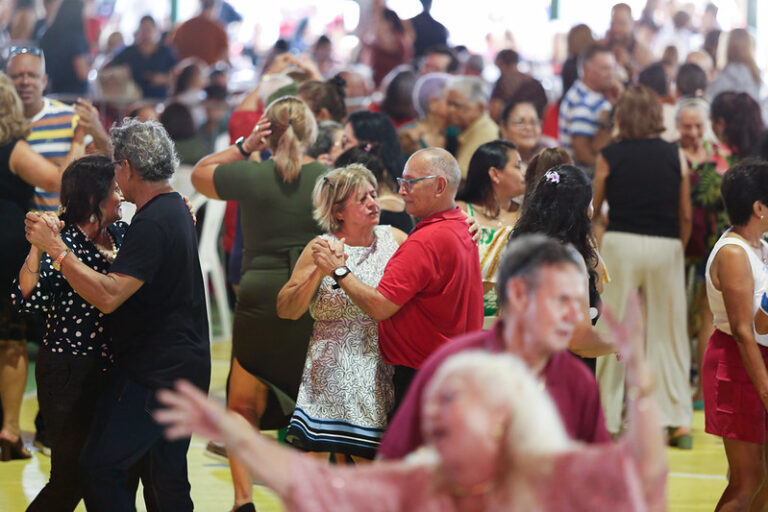 Mais de 1,5 mil idosos participam do 'Bolerão no Parque-Especial Dia das Mães’