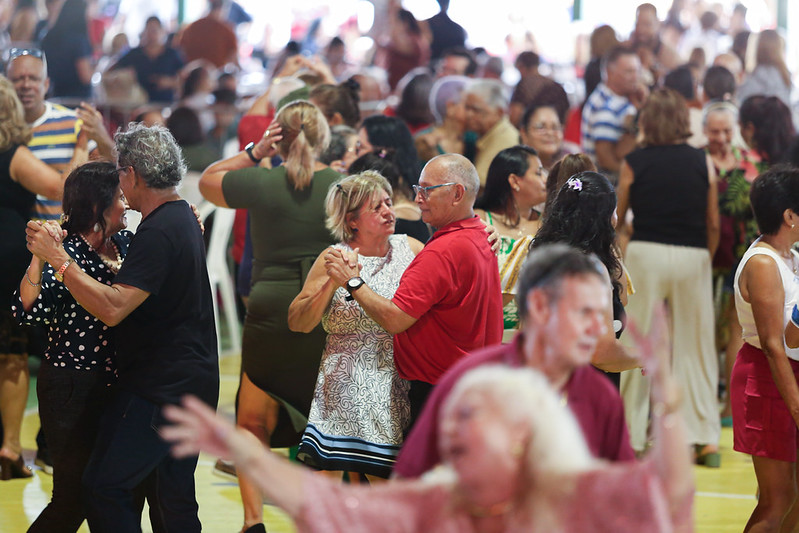 Mais de 1,5 mil idosos participam do 'Bolerão no Parque-Especial Dia das Mães’