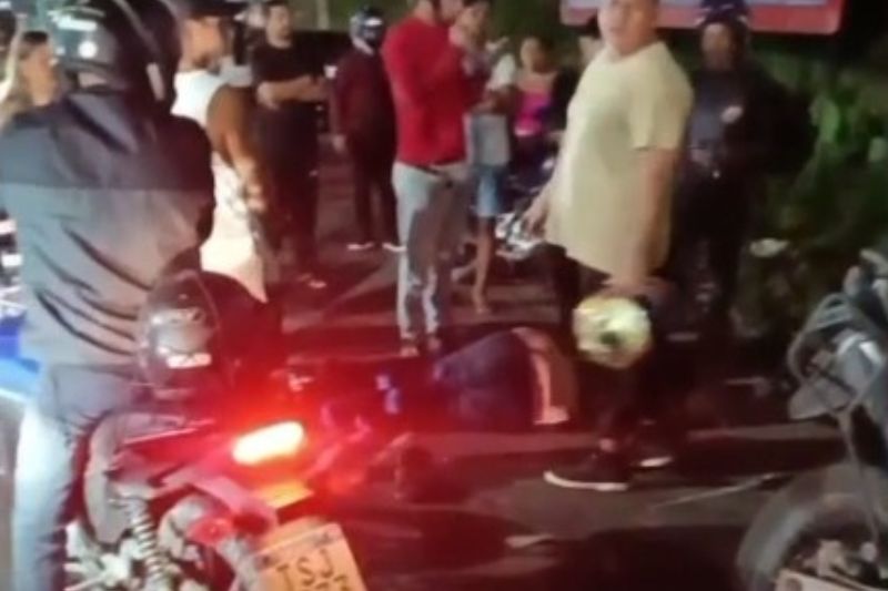 Motociclista é atingido por picape e arremessado contra muro na zona Norte de Manaus
