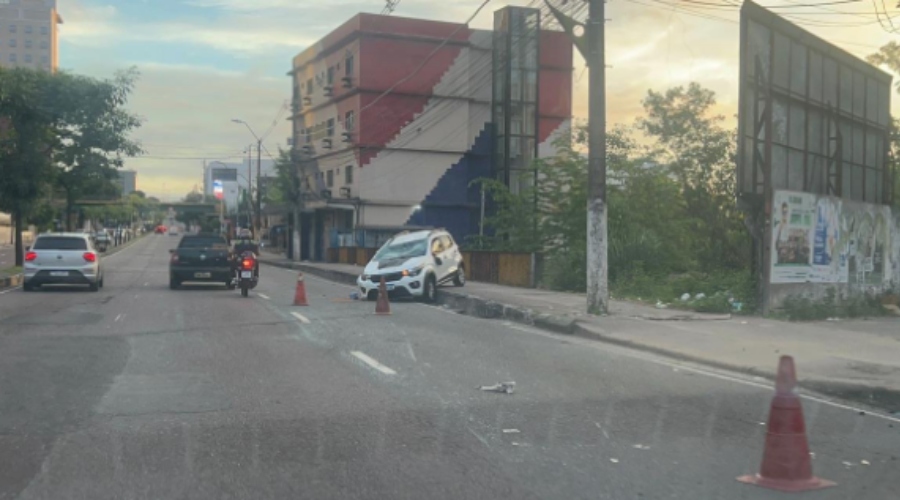 Carro capota após colisão na avenida Djalma Batista em Manaus