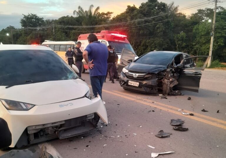 Colisão violenta entre carros deixa feridos na BR-174
