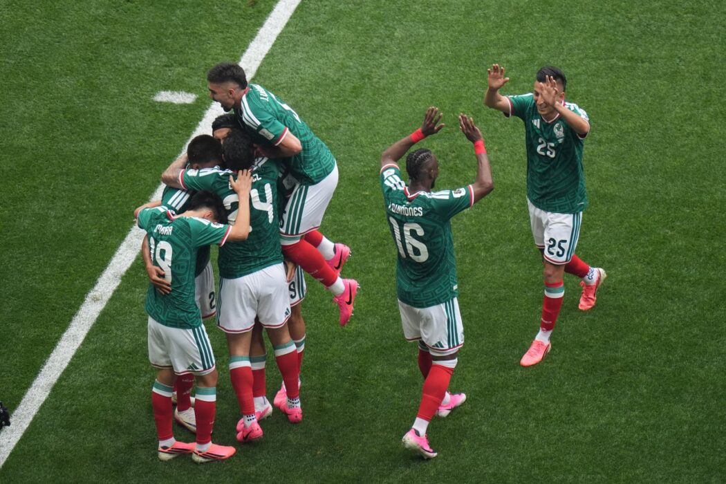 México abre Copa vencendo África do Sul em duelo com três expulsões