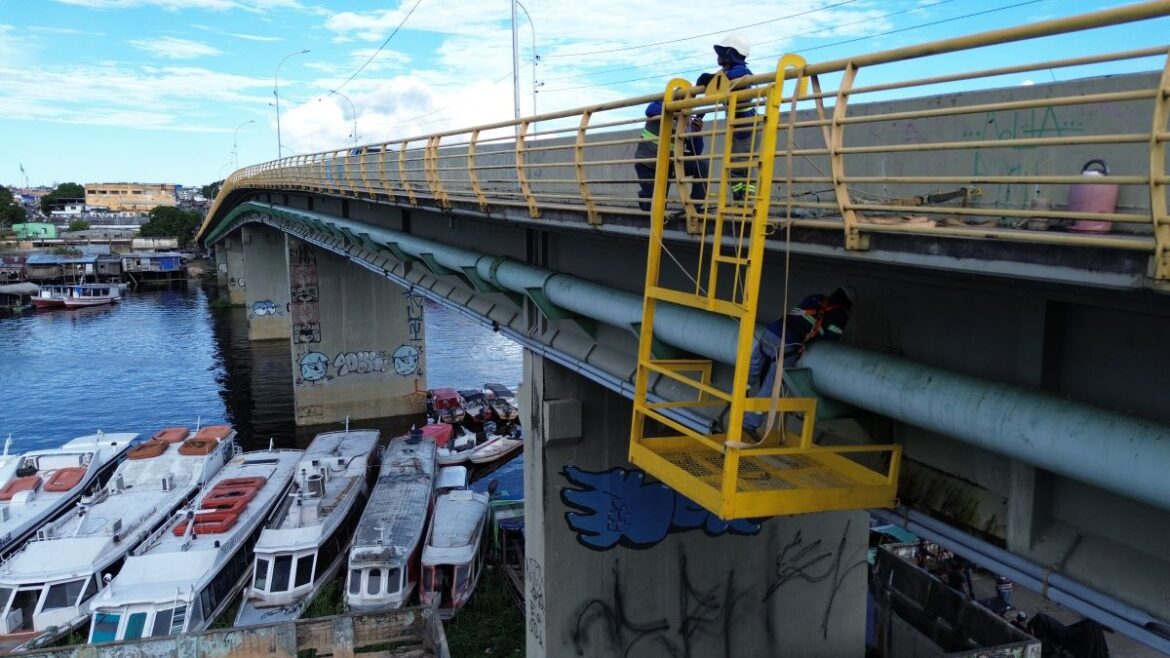 Águas de Manaus realiza modernização em sistema de esgoto suspenso na Ponte do Educandos