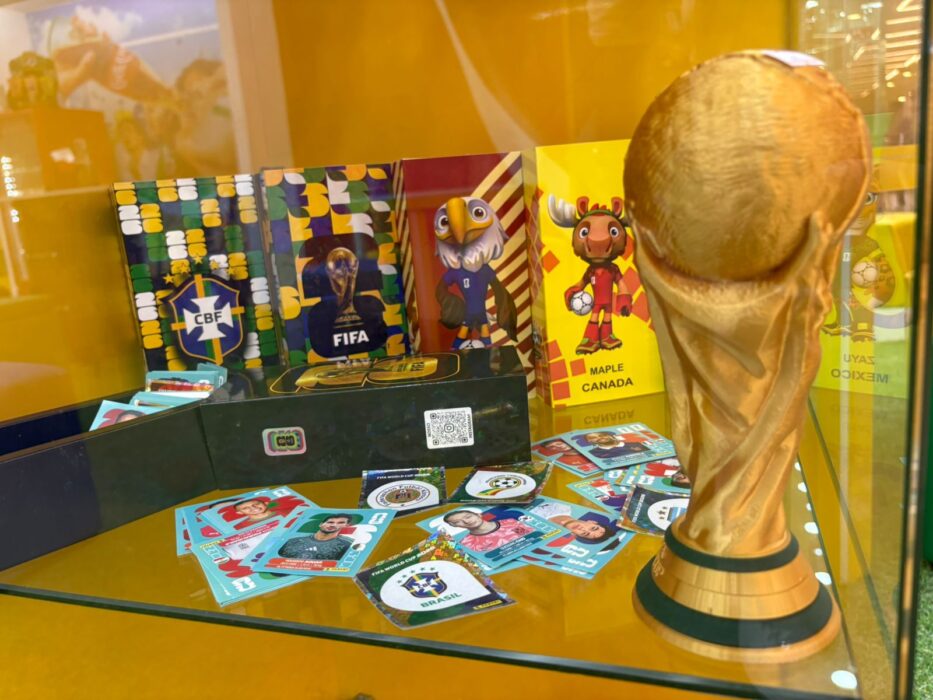 Álbum da Copa une gerações e tira crianças das telas em Manaus