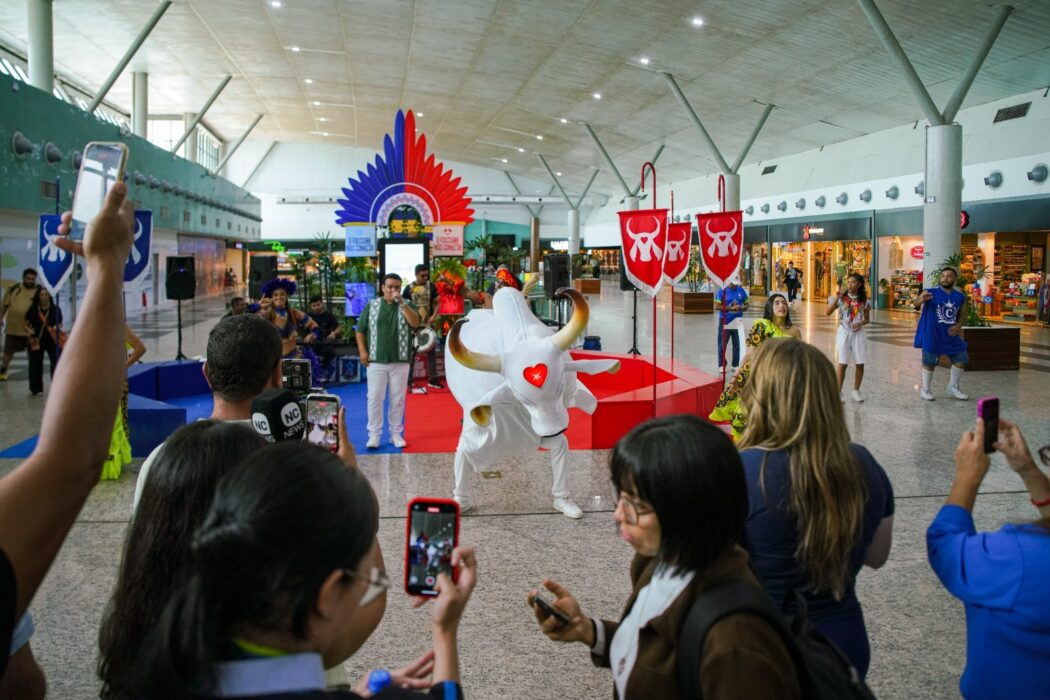 Aeroporto de Manaus inicia programação cultural para Festival de Parintins com atrações para turistas