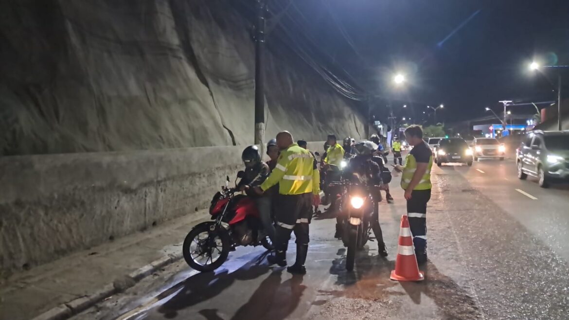 Prefeitura remove 14 veículos irregulares e registra 74 autuações neste domingo, (5)