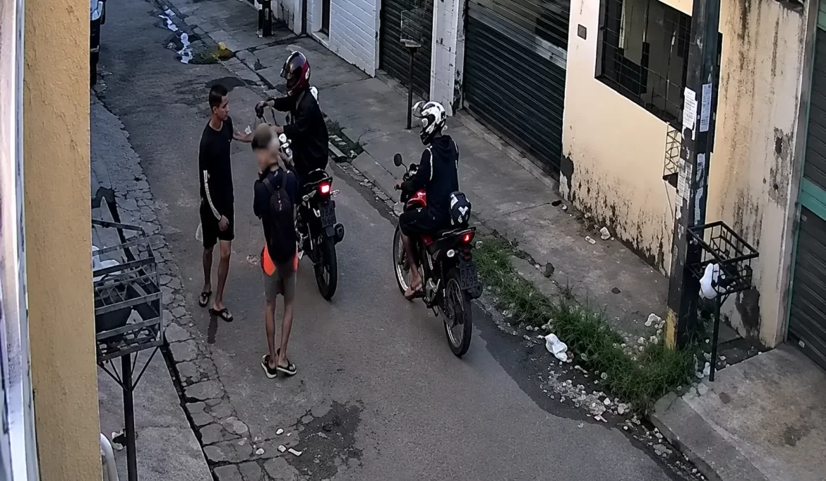 Pedestres são assaltados por homens armados, no Ouro Verde