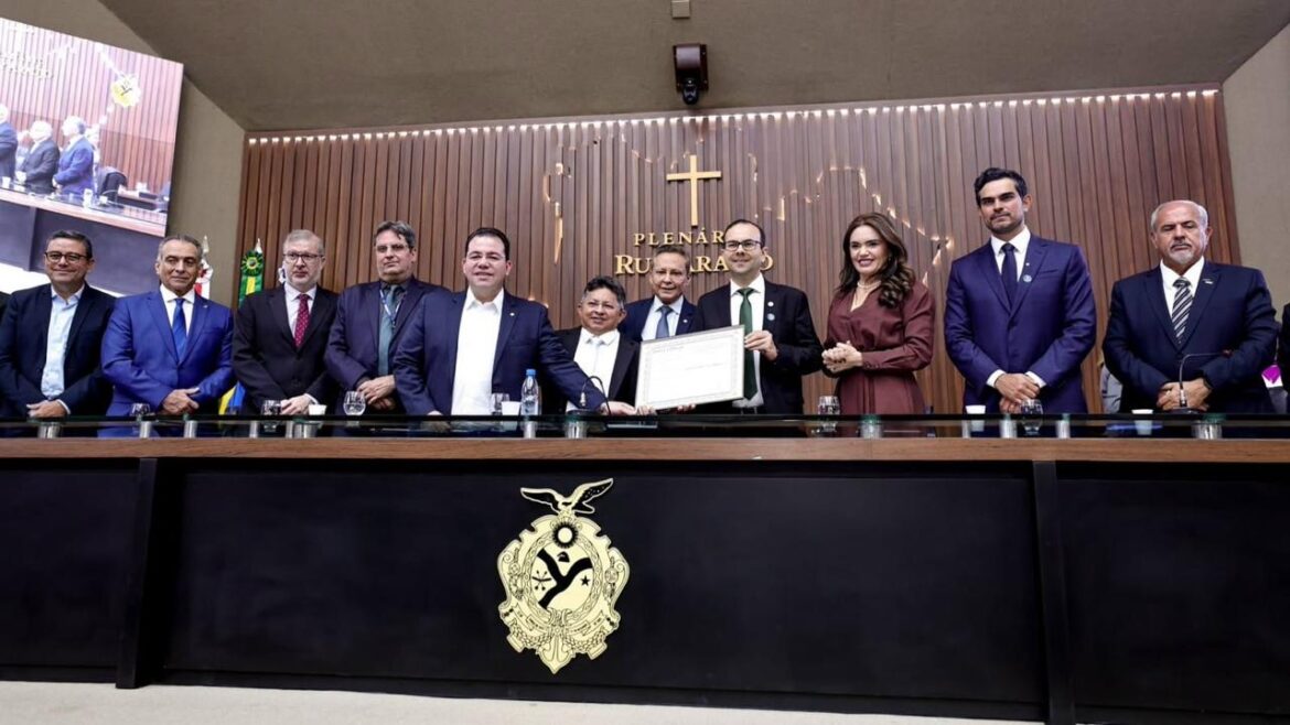 Adjuto Afonso homenageia ACA pelos 155 anos e entrega lei que reconhece a entidade como Patrimônio Cultural