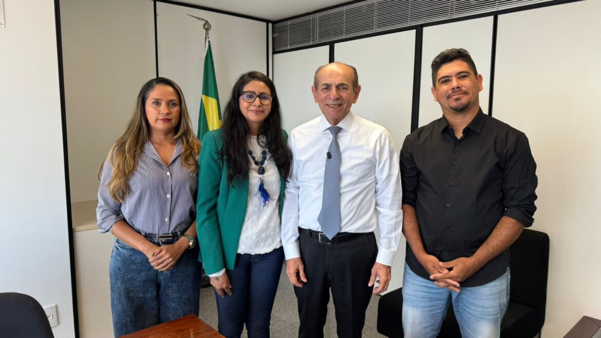 Cléia Branches articula em Brasília avanço de projeto que prevê piso salarial para servidores da Educação