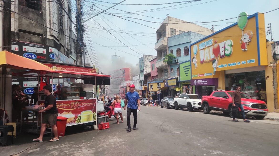 URGENTE: Incêndio de grandes proporções destrói restaurante no Centro de Manaus nesta quinta (15)
