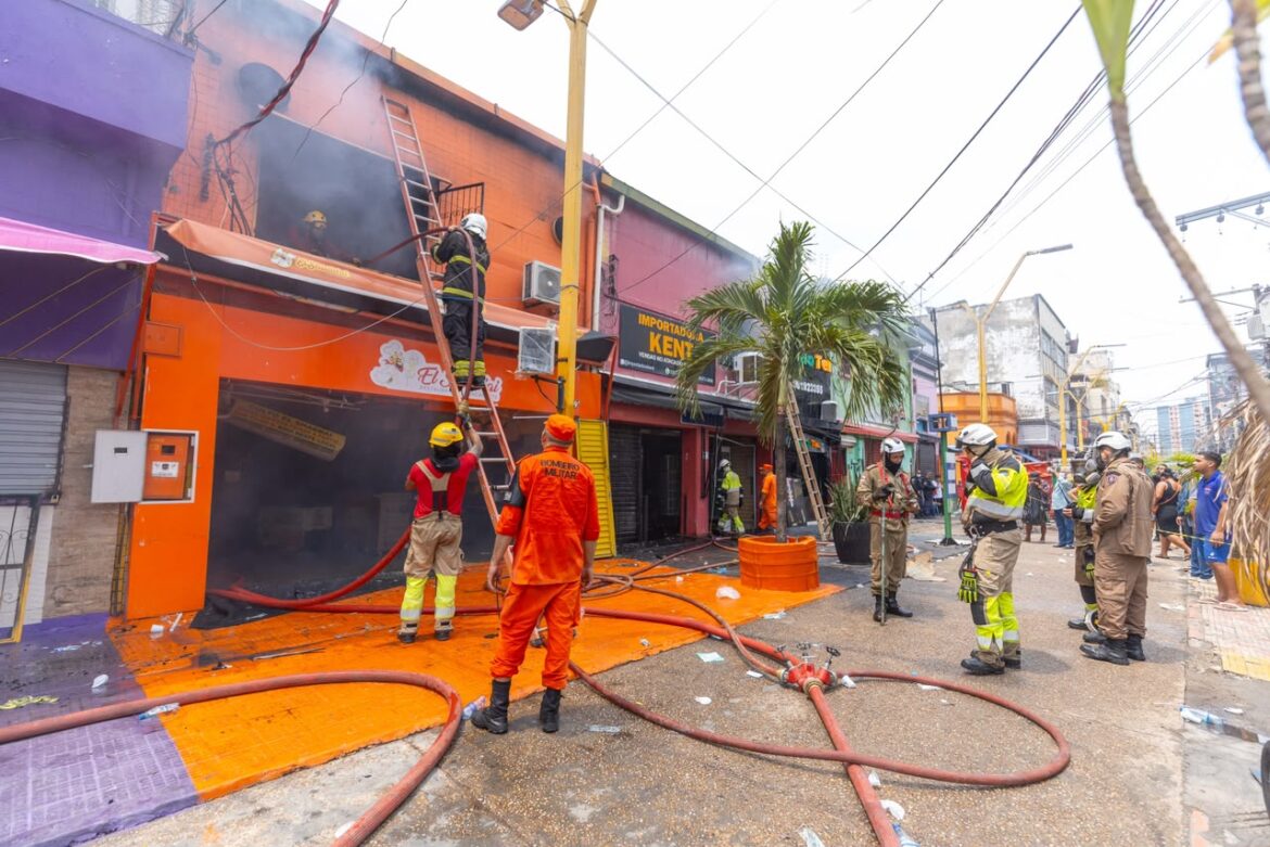 Corpo de Bombeiros e Polícia Militar atendem ocorrência de incêndio no Centro de Manaus