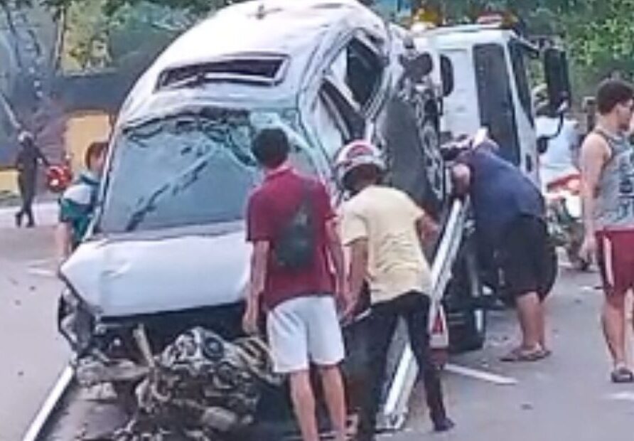 Colisão com poste deixa carro destruído em Manaus