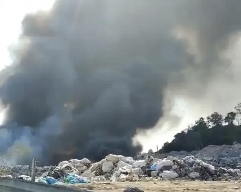 Incêndio em lixão gera densa fumaça no Puraquequara, na Zona Leste de Manaus